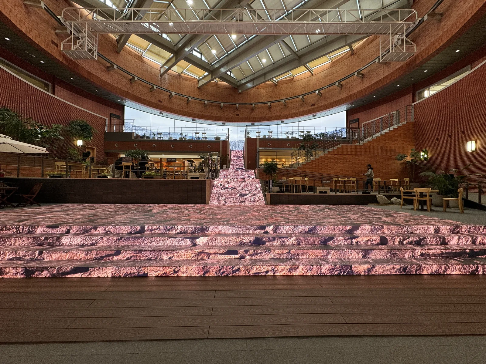 국립춘천박물관 곡면 LED 화면과 중앙 LED 계단 전경
