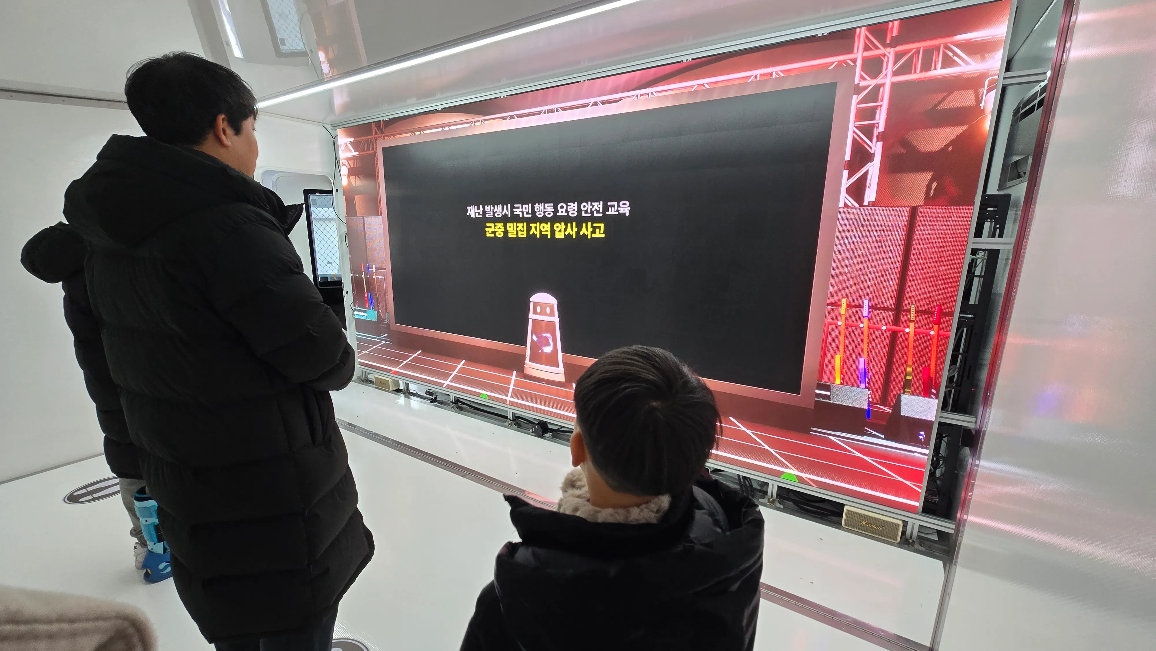 재난 안전 체험 차량 내부 LED 안전교육 콘텐츠 운영 모습